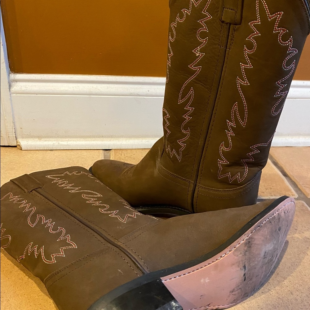 Women’s size 7 leather cowboy boots
